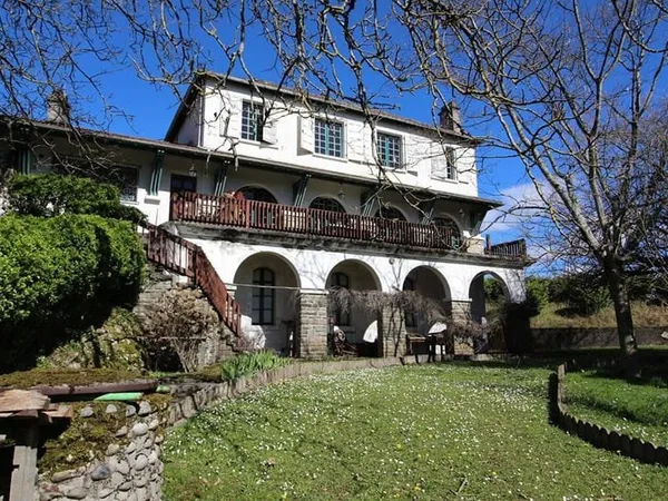 Maison 9 pièces 245 m²