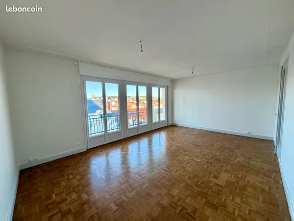 Magnifique T4/T5 refait à neuf de 102 m² avec terrasse, parking, traversant et vues imprenables sur 
