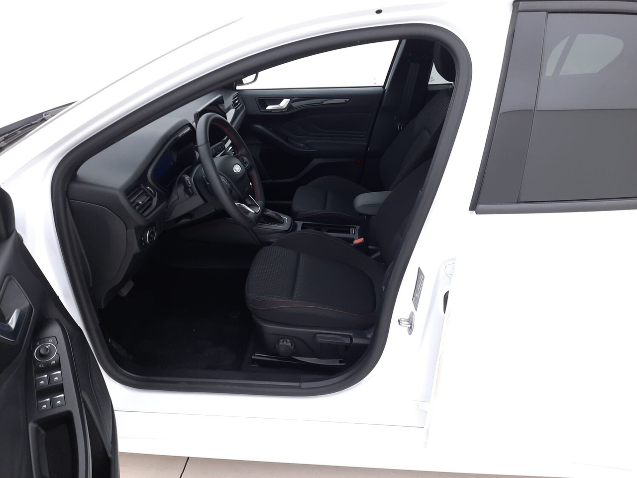 Ford Focus — photo 9
