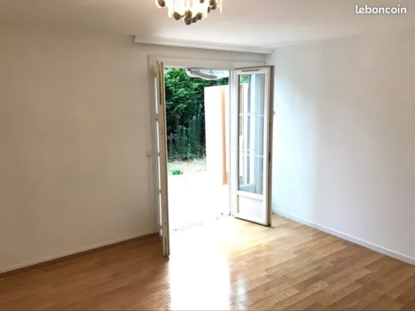 F2 rénové avec jardin privé 2 min a pied RER Drancy