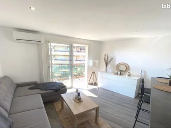 Studio 25 m2 ( balcon, parking et climatisation)