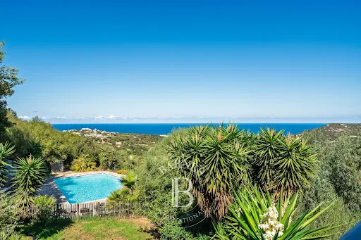 Villa 7 pièces 242 m²
