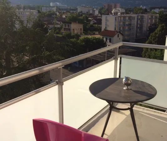 Loue grand studio avec grand balcon