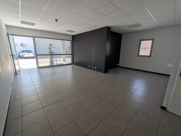 Local commercial de 60 m2 au RDC idéalement situé