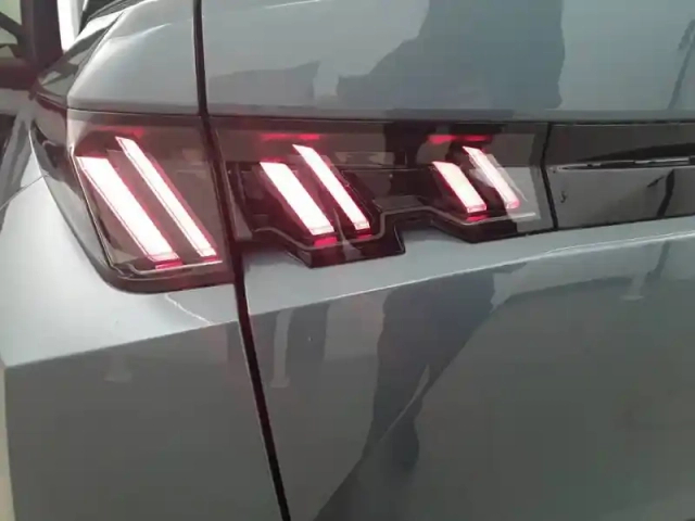 Peugeot 3008 hybrid 145 e-dcs6 — photo 17