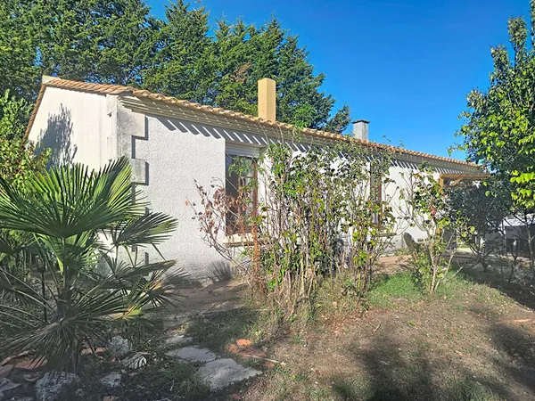 À VENDRE ,Maison de plain pied, 4 chambres, dépendances, terrain clos, située à Chaillé Les Marais.