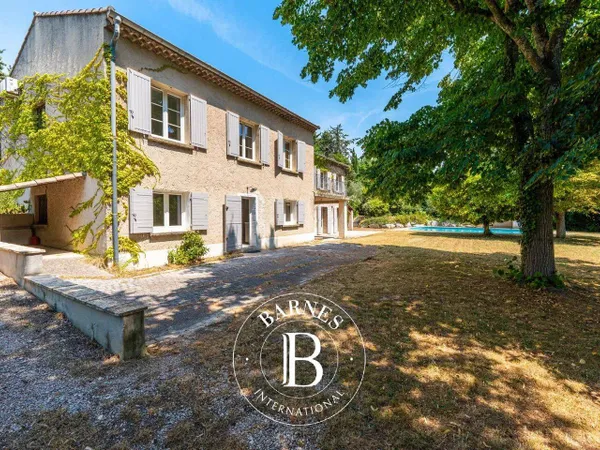 Maison 8 pièces 260 m²