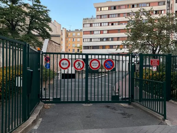 Place de parking sécurisée avec badge