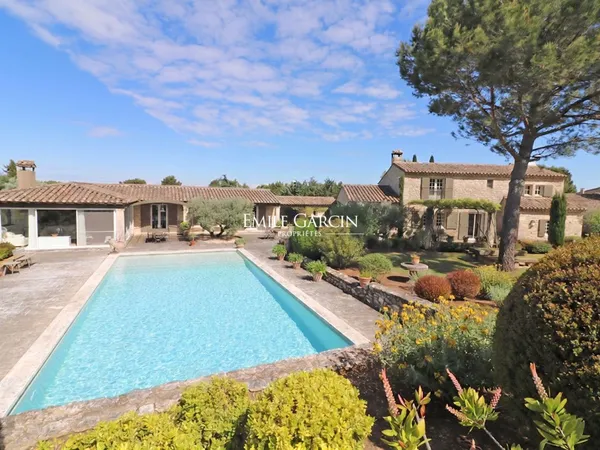 A vendre - Propriété au pied des Alpilles