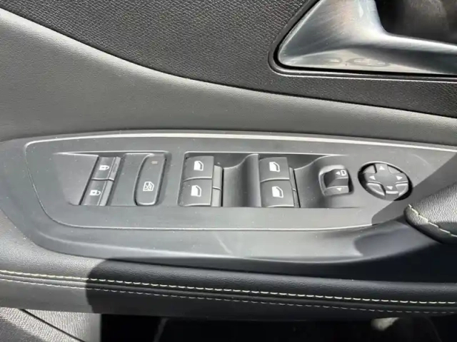 Peugeot 308 sw phev 225 e-eat8 gt — photo 19