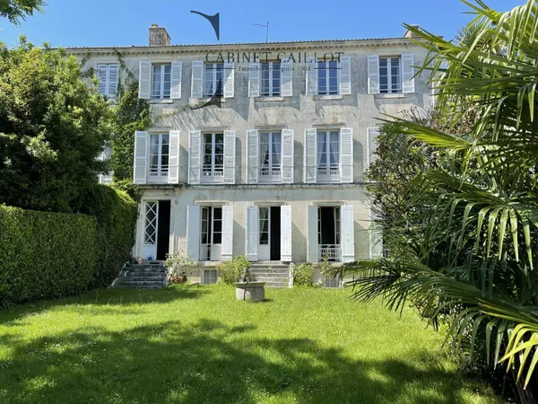 Bel HOTEL PARTICULIER - Centre Historique de Saintes (réf.11467)