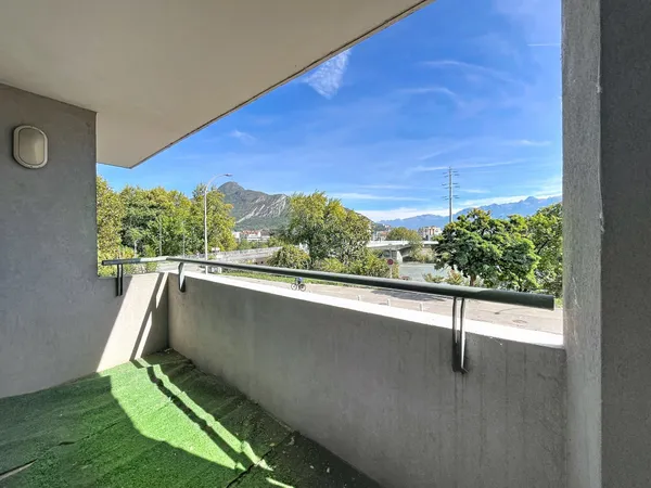 FONTAINE proche tram, T2 avec balcon