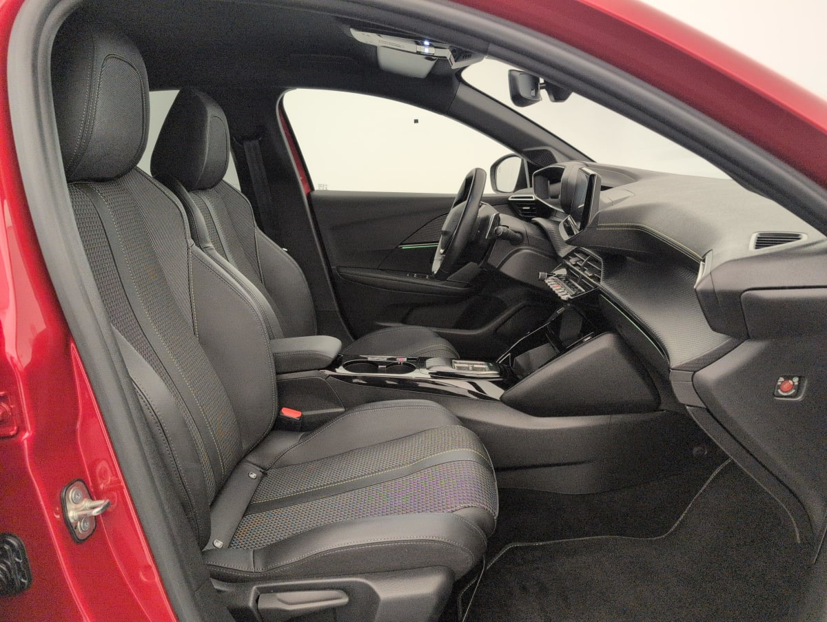Peugeot 208 — photo 9