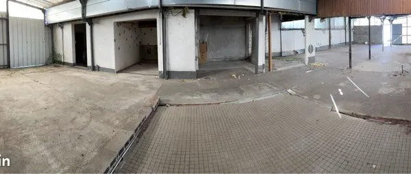 Hangar avec habitation et terrain