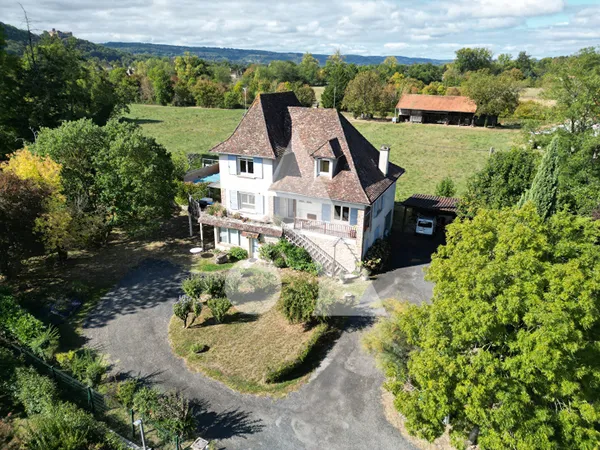 Maison Bretenoux 192m² avec appartement, 8 pièces, 4 chambres, piscine.