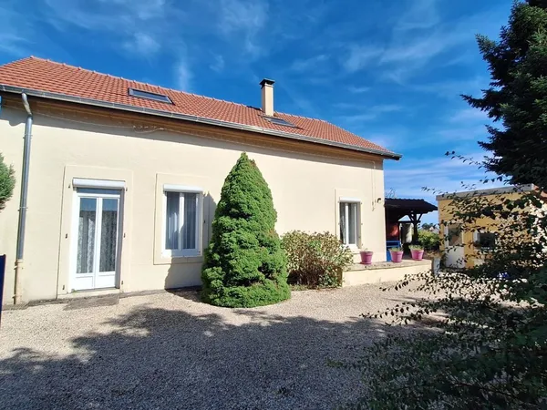 Maison bourg du village avec grand jardin