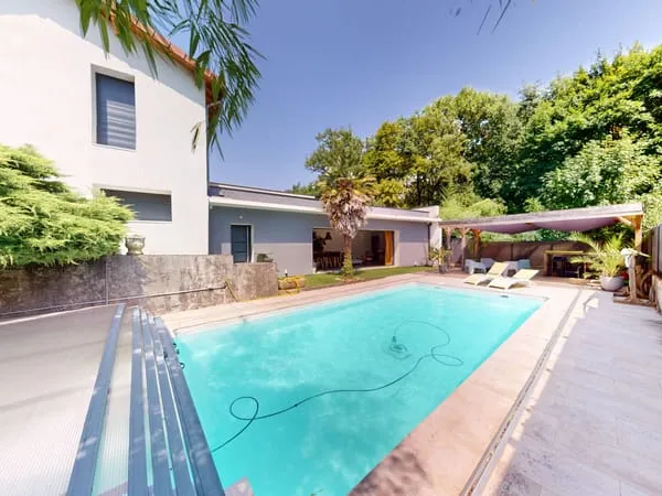 Villa contemporaine de 125 m² avec piscine / Jarrie