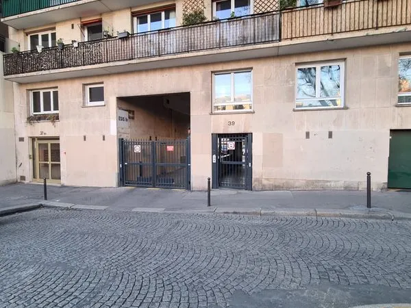 Location place parking - Canal Saint Martin