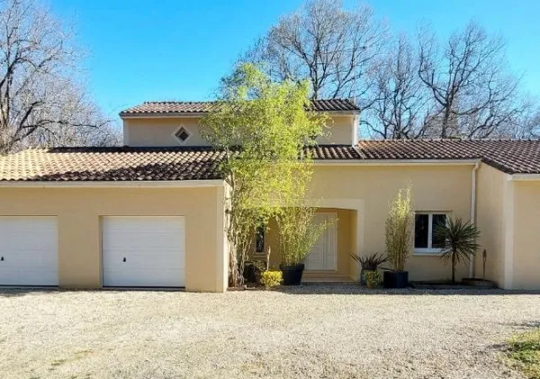 Maison à vendre sur le Gd Angoulême à une 1/2h de Bordeaux et 2h de Paris en TGV