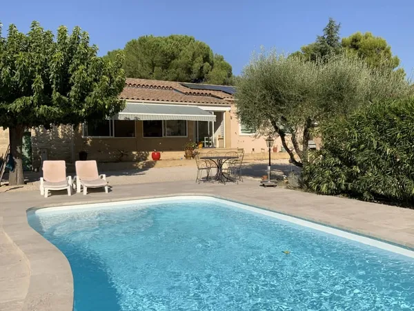 Uzès, Villa de plain pied sur terrain arboré avec piscine.