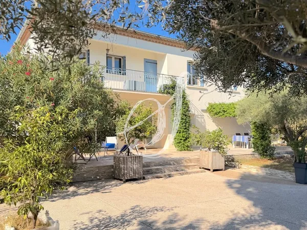 Villa de type 8, sept chambres avec jardin & piscine sur Sai