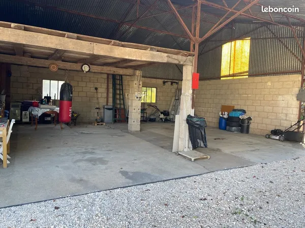 Hangar / Local de stockage 100m²