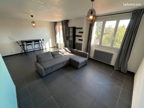 Grand T3 meublé en bon état avec balcon, cave et garage fermé - chauffage, eau chaude et eau froide 