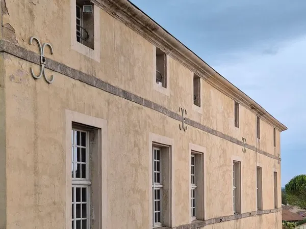 Loue appartement F4 au sein d'un domaine du XVIIème siècle rénové 1 050 CC - F4 - Sommières (Gard)
