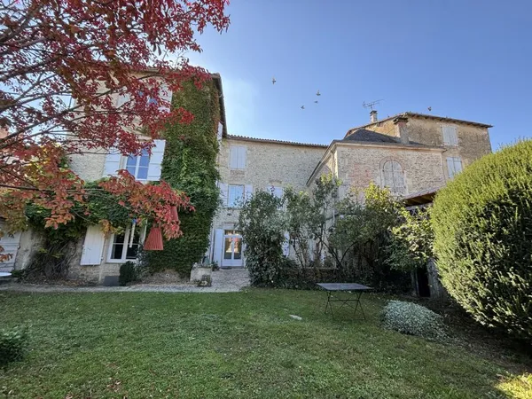 Maison de maître de plus de 450 m² | 9 chambres | Piscine chauffée | Appartement indépendant