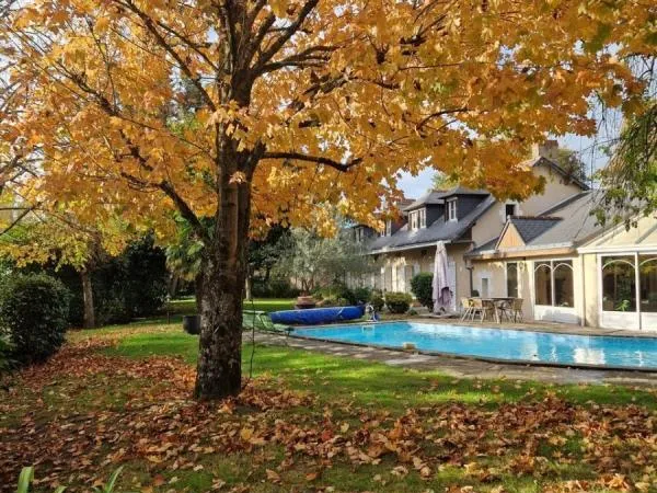 Vends maison - 563.9 m² - 10 pièces, 7 chambres - Verrières-en-Anjou 49480