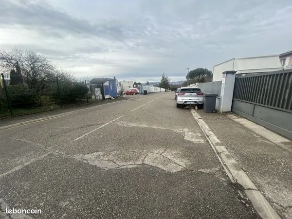 Garage/Station service 200 m²