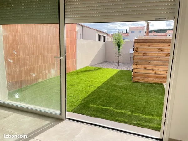 Maison neuve de plain-pied climatisée avec jardin, garage et stationnements privatifs