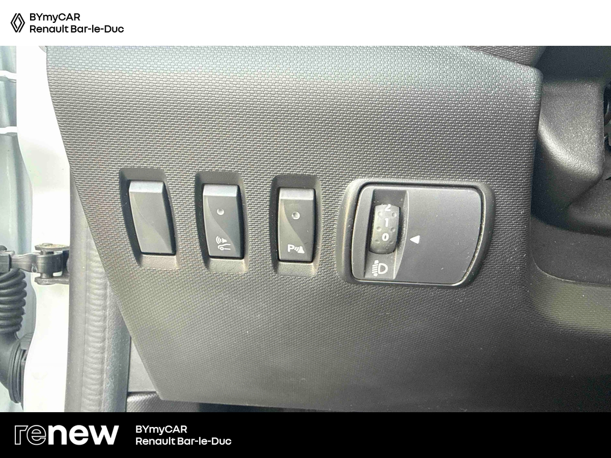 Renault Twingo III E-Tech — photo 17