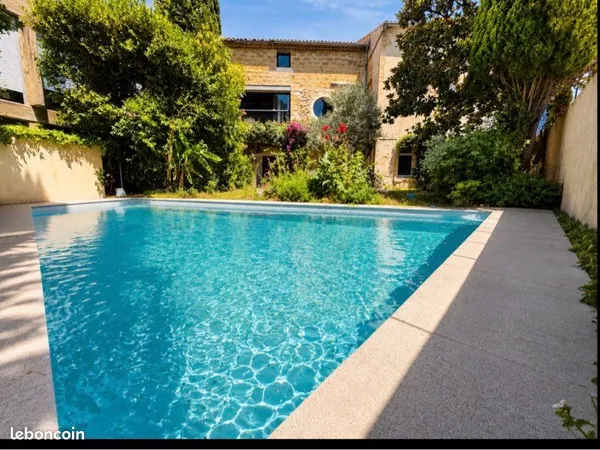 Vauvert centre maison Loft T5 de 200 m 2 terrain privatif 333 m2 avec Piscine et ascenseur