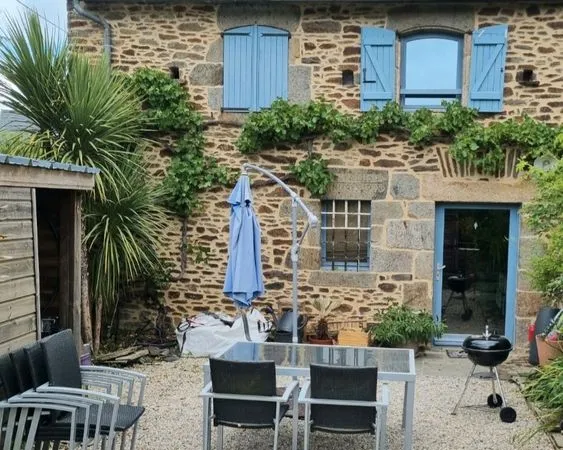 Maison en pierre renovee meublee