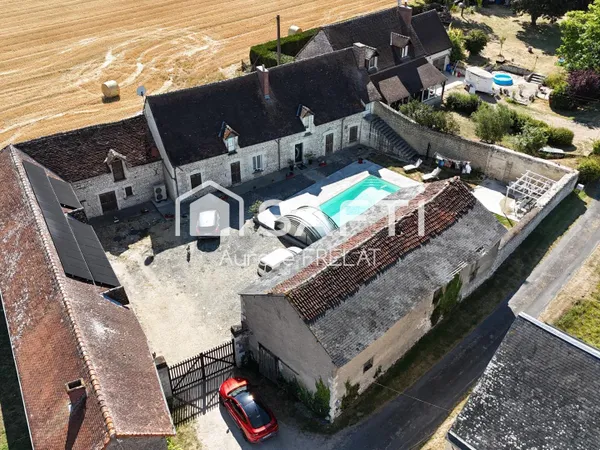 Magnifique corps de ferme rénové avec piscine, dépendances et terrain à exploiter - 2535 m²