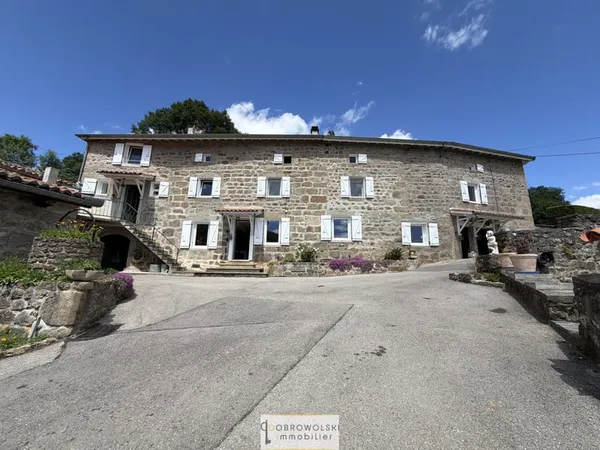 Corps de ferme à vendre, annexes et piscine