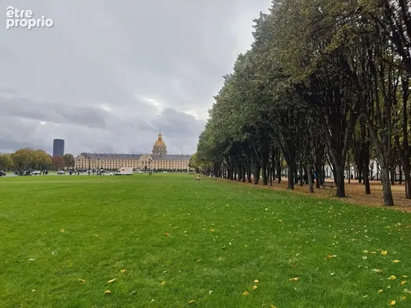 Quai de seine invalides studio equipe 15 m² rez-de-jardin