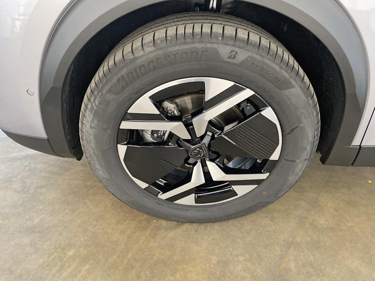 Peugeot 2008 hybrid 145 ch e-dcs6 allure — photo 11
