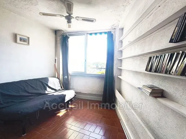 Studio au 1er étage d''environ 25 m² avec loggia vitrée. Parki