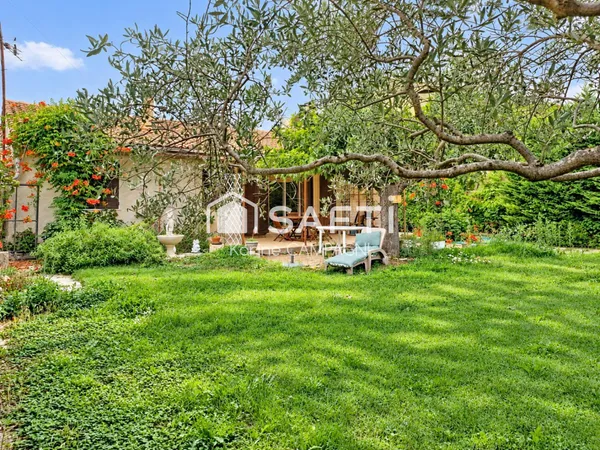 Maison avec jardin, terrasse couverte et annexes