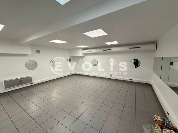 Locaux commerciaux - A LOUER - 203 m² non divisibles