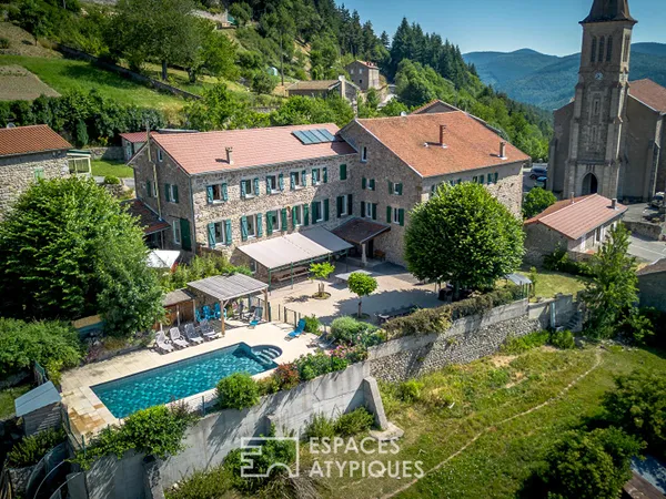 Ensemble immobilier de caractère avec gîtes au coeur d'un village ardéchois
