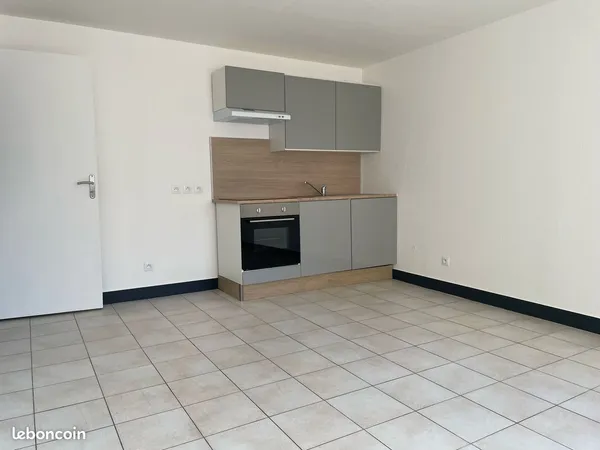 Studio rénové libre de suite au centre de La Roche Chalais