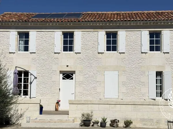 Maison 8 pièces 230 m²