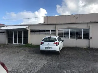A LOUER, le Lamentin, bureaux 157m2 en rdc agencés