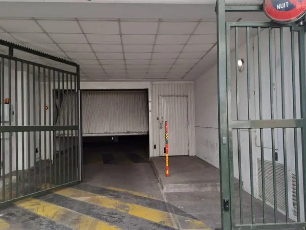Parking avec borne électrique