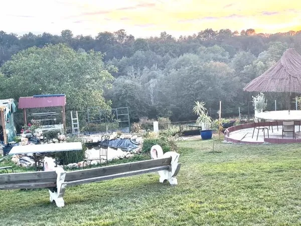 Vends 1700m de terrain aménagé chalet carport pour camping-car, eau électricité + cave avec cheminée