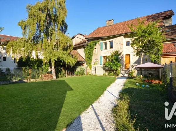 Maison 8 pièces 252 m²