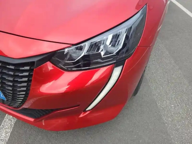 Peugeot 208 puretech 100 s&amp;s eat8 — photo 16
